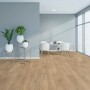 Verlegter Laminatboden Mount Vinson Oak Breitdiele Eiche im modernen Esszimmer.