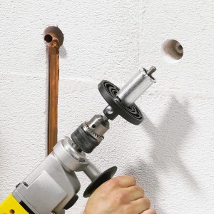 LUX HM-Bohrkrone 33 mm im Einsatz an Bohrmaschine zum Bohren von Löchern in Wand.