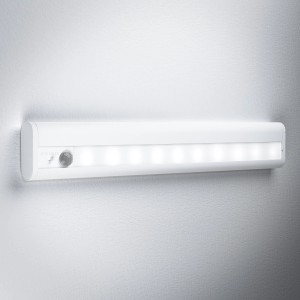 Weiße Ledvance Linear LED Mobile Unterbauleuchte (30 cm) mit Tag- und Nachtsensor an einer Wand.