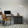 Weiße, dimmbare Brilo LED Stehleuchte Pivaz im modernen Arbeitszimmer mit Schreibtisch.