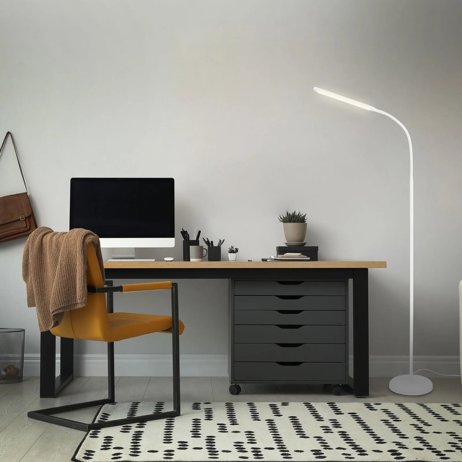 Weiße, dimmbare Brilo LED Stehleuchte Pivaz im modernen Arbeitszimmer mit Schreibtisch.