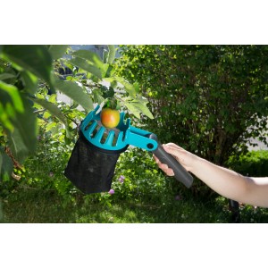 Gardena combisystem Obstpflücker in Aktion beim Pflücken eines Apfels vom Baum.
