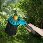 Gardena combisystem Obstpflücker in Aktion beim Pflücken eines Apfels vom Baum.