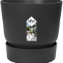 Schwarzer, runder Elho Blumentopf Greenville (18 cm) mit integriertem Untersetzer.