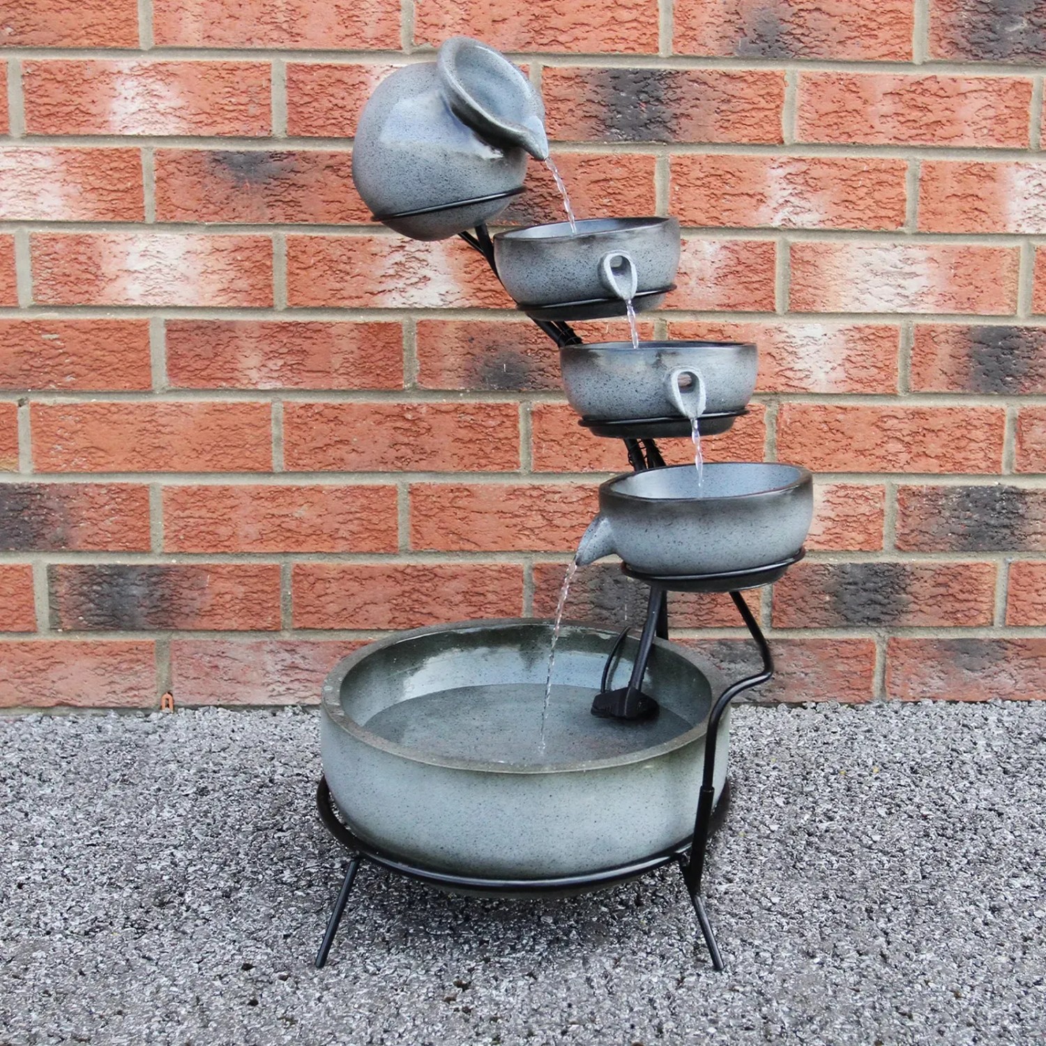Grauer Solar Kaskadenbrunnen mit Akku von Monstershop für den Garten. Mehrstufig mit Wasserkrug.