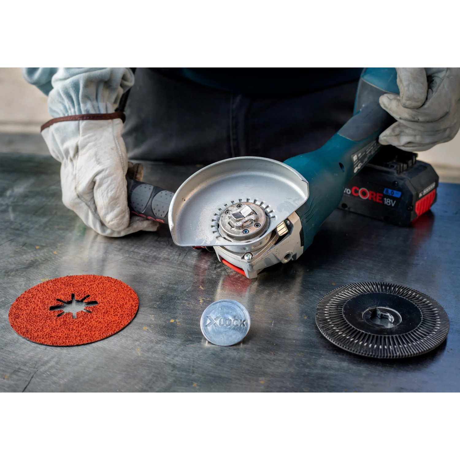 Bosch Expert Fiberscheibe X-Lock R782 mit Winkelschleifer und Zubehör.