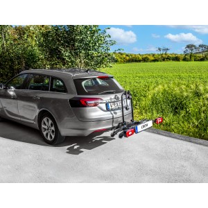 Eufab Fahrradträger Crow 11563 für 2 Fahrräder an Anhängerkupplung montiert.