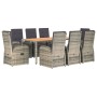 9-teilige Garten-Essgruppe aus grauem Poly Rattan mit Tisch und Stühlen mit dunklen Kissen.