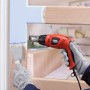 Black+Decker Heißluftgerät KX1693 beim Ablösen von Farbe mit Schaber.