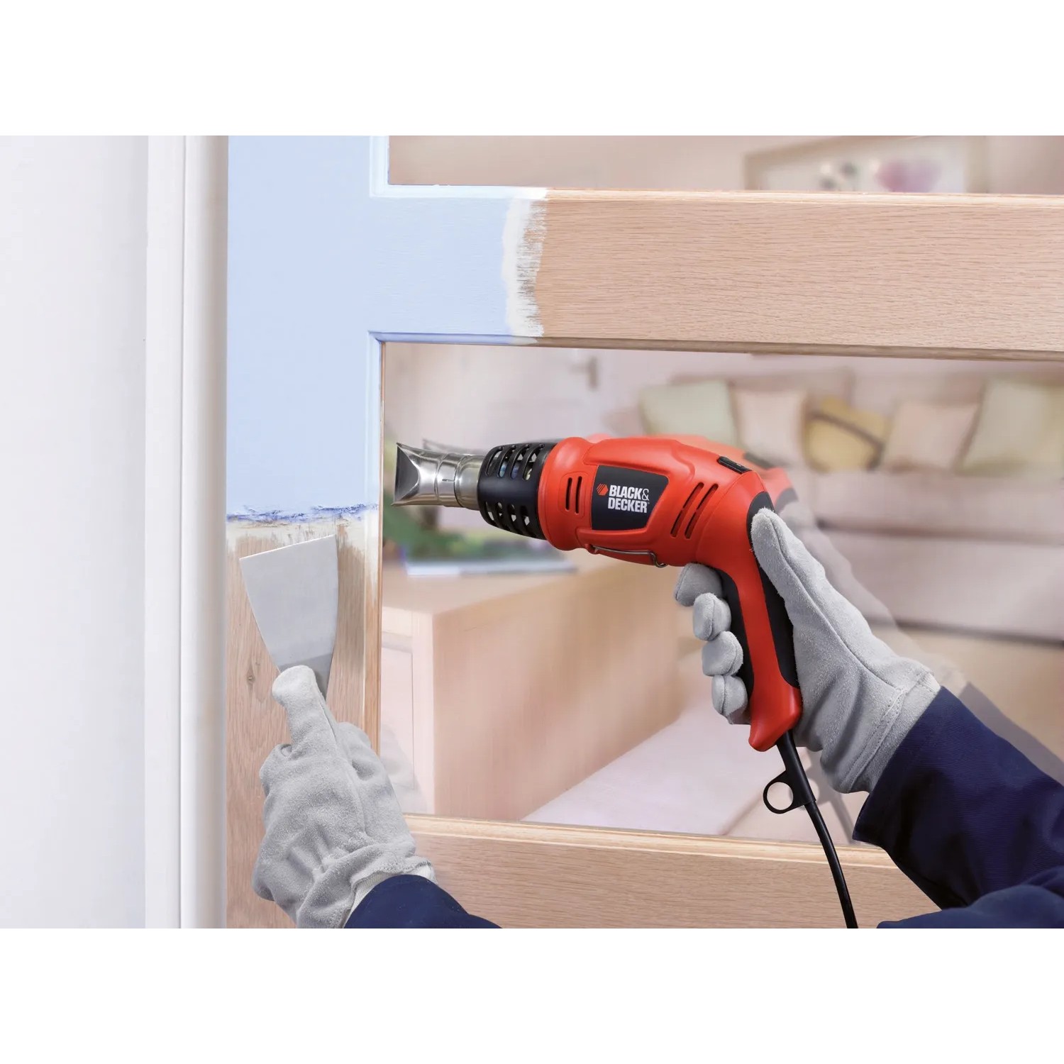 Black+Decker Heißluftgerät KX1693 beim Ablösen von Farbe mit Schaber.