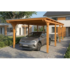 Skan Holz Flachdach-Carport Emsland aus hellem Eichenholz mit EPDM-Dach, schützt ein Fahrzeug auf der Einfahrt.