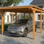Skan Holz Flachdach-Carport Emsland aus hellem Eichenholz mit EPDM-Dach, schützt ein Fahrzeug auf der Einfahrt.