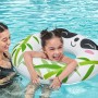 Kind mit Bestway Schwimmring im Panda-Design im Pool. Badespaß für Kinder von 3-6 Jahren.