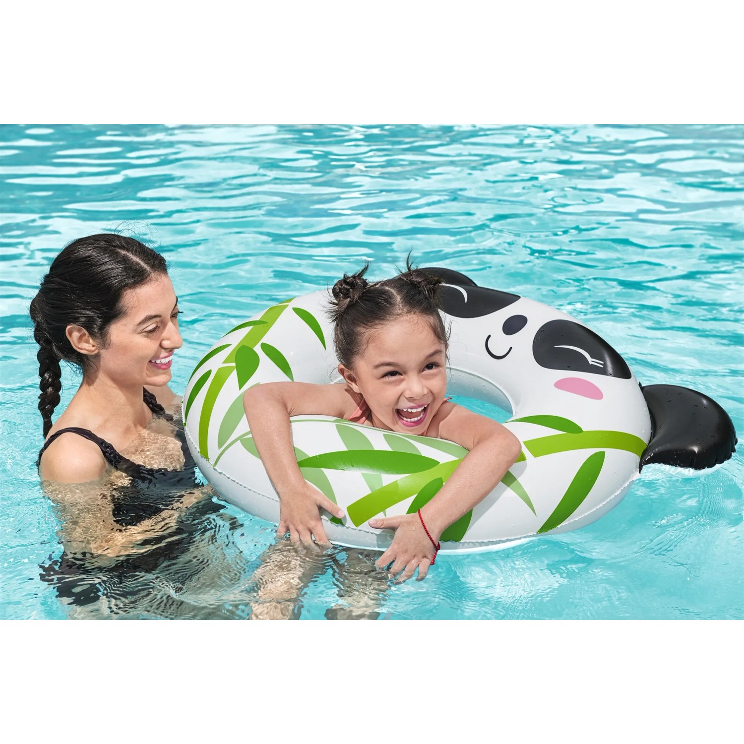 Kind mit Bestway Schwimmring im Panda-Design im Pool. Badespaß für Kinder von 3-6 Jahren.