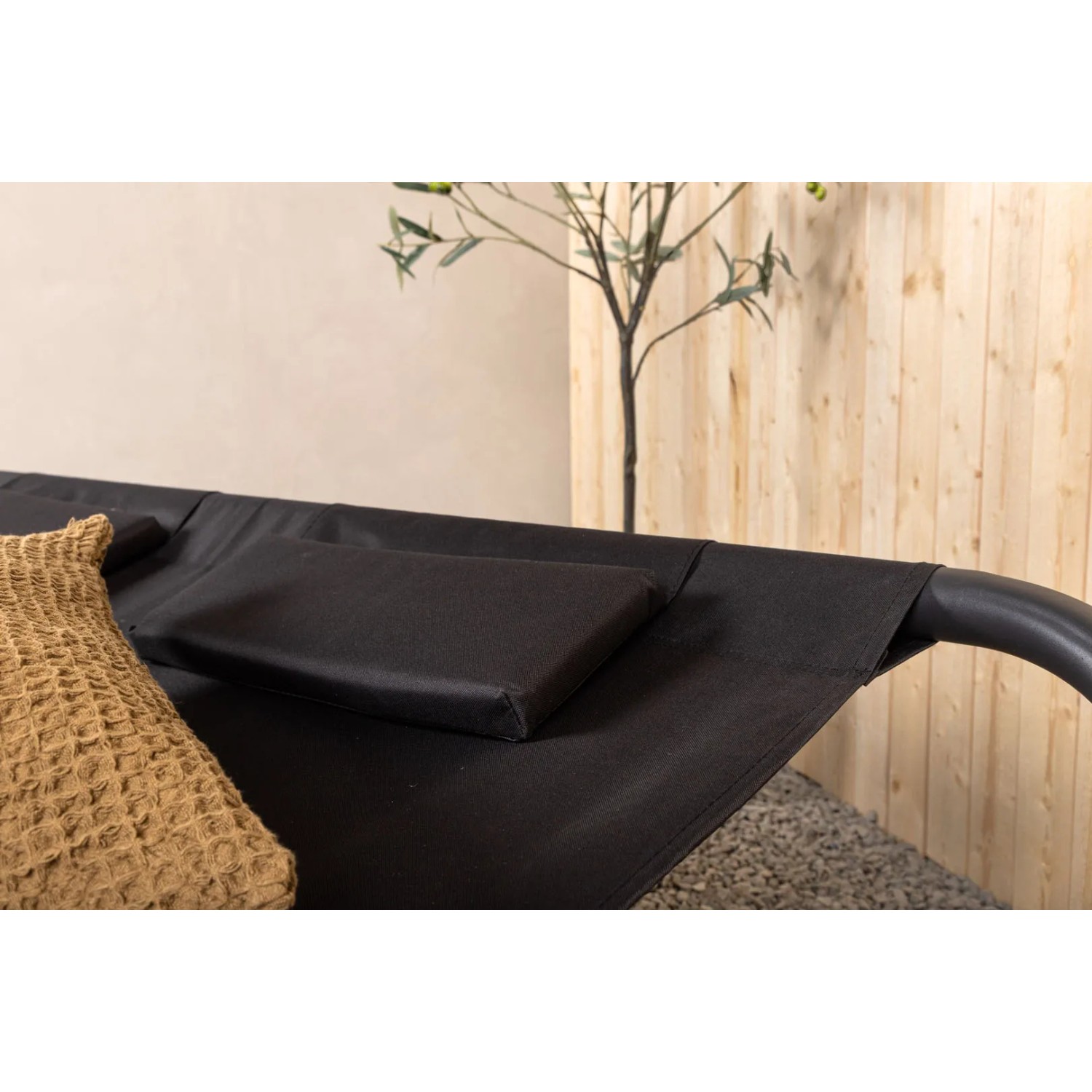Detailaufnahme: Schwarze ebuy24 Gordo Hängematte auf Ständer mit Kissen. Gartenmöbel für entspannte Stunden.