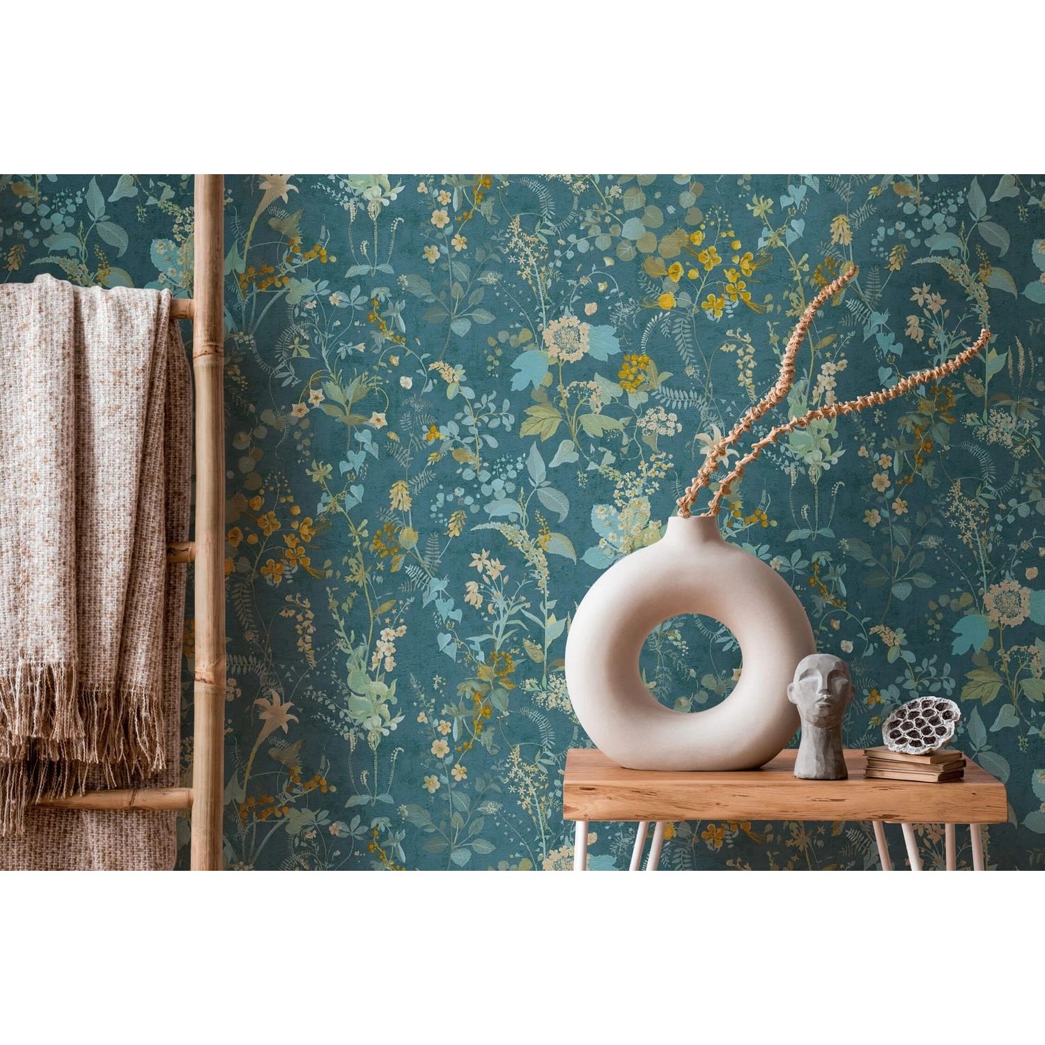 Blau-petrolfarbene PROFHOME Vliestapete mit Blumenmuster im Landhausstil.