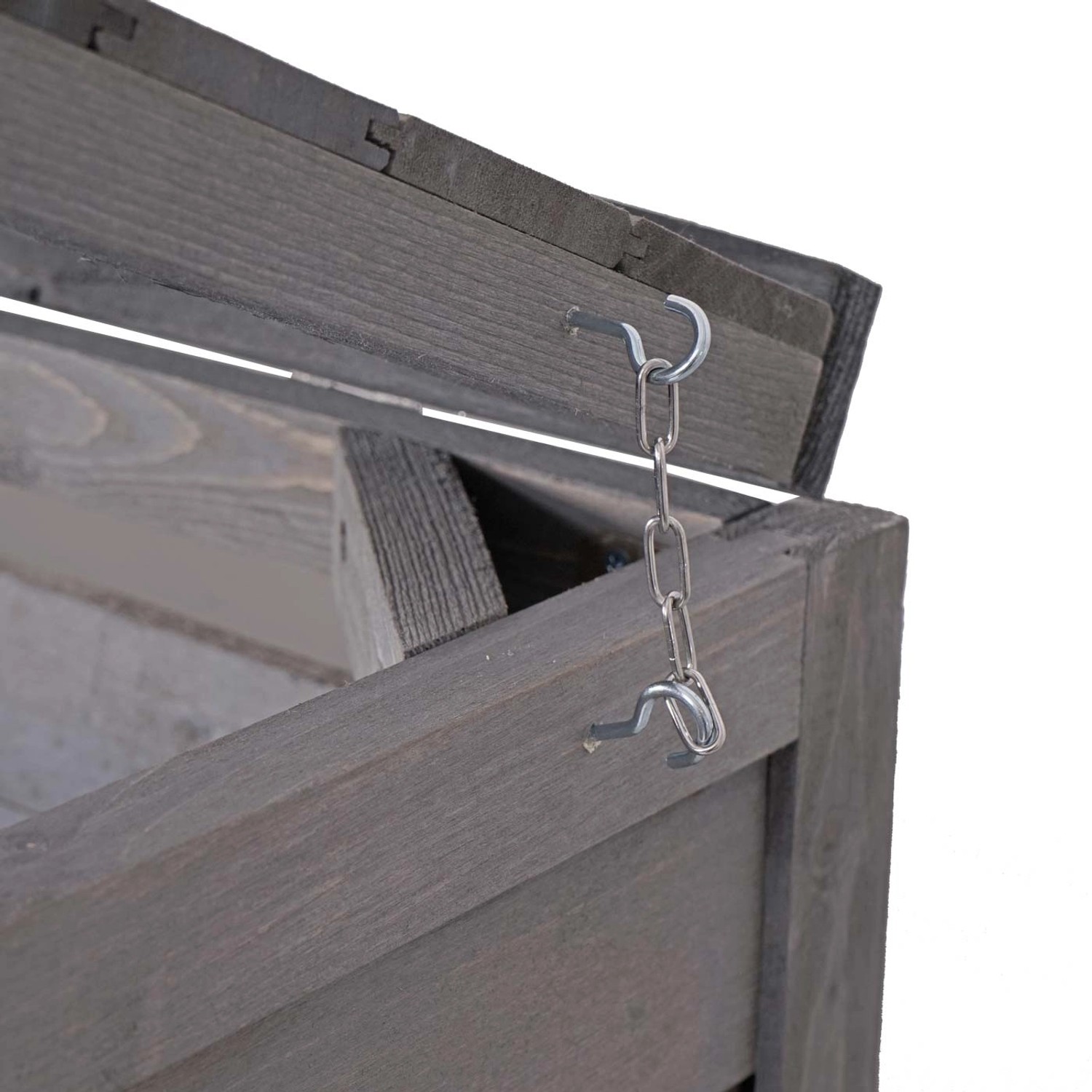 Detailaufnahme: Anthrazit-graue Mülltonnenverkleidung H74 mit geöffnetem Deckel und Kette zur Windsicherung.