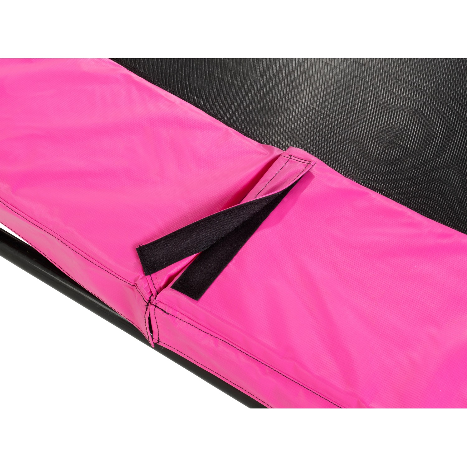 Detailaufnahme: Rosa Schutzrand mit Klettverschluss am EXIT Silhouette Trampolin.