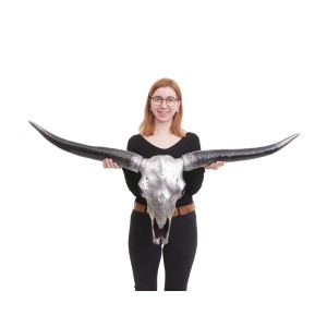 Dekorativer Stier Schädel (132cm) in Silber, gehalten von einer Person. Dekoartikel für ein imposantes Ambiente.