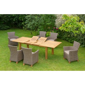 13-teiliges Gartenmöbel-Set Toskana mit Ausziehtisch aus Akazienholz und Polyrattan-Sesseln.