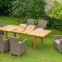 13-teiliges Gartenmöbel-Set Toskana mit Ausziehtisch aus Akazienholz und Polyrattan-Sesseln.