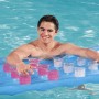 Bestway Luftmatratze (177x63x16 cm) im Wasser mit Person. Badespaß mit der Schwimmmatratze!