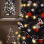 Festlich dekorierter Weihnachtsbaum mit warmweißen Solar-Lichterketten, roten Kugeln und Schneeflocken für Innen & Außen.