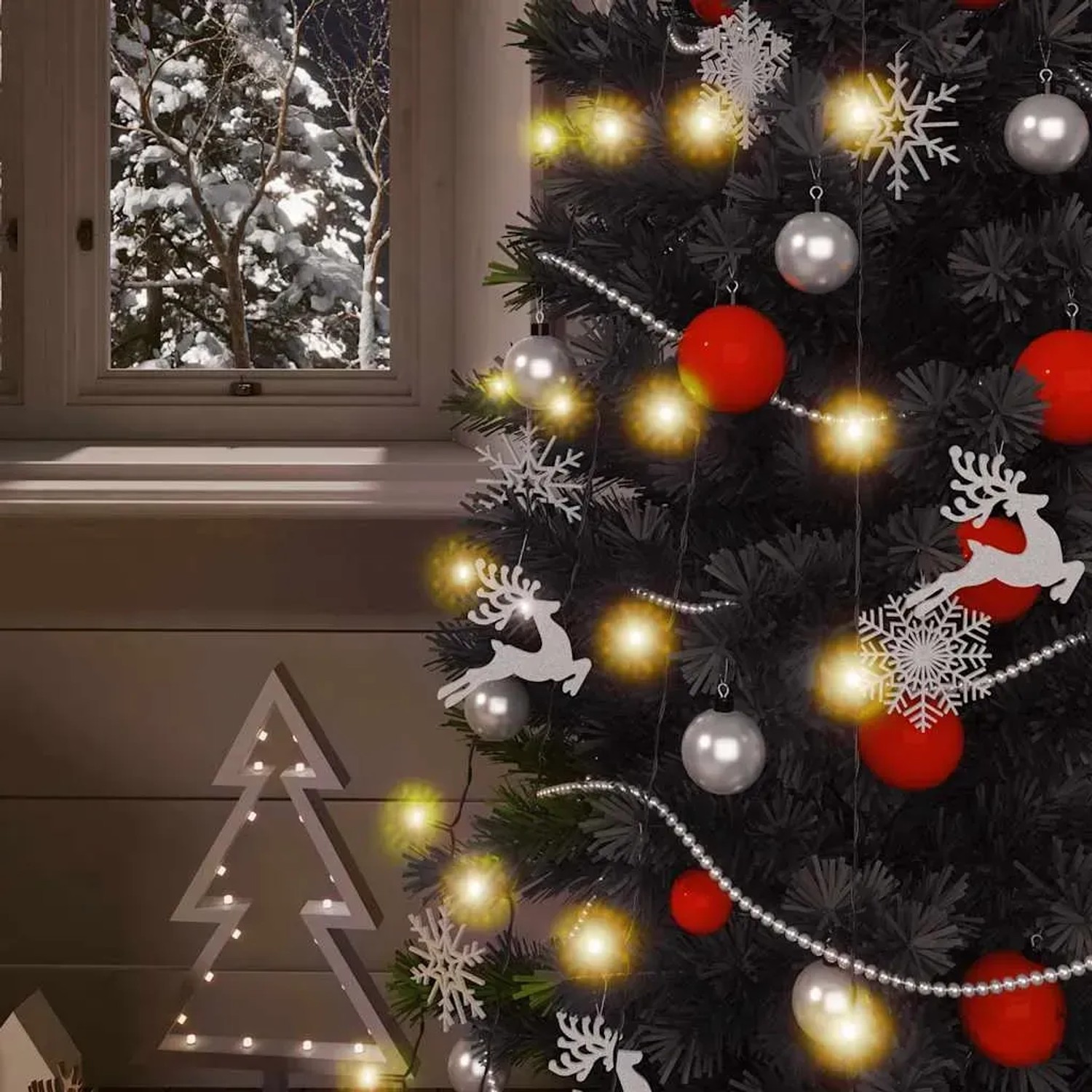 Festlich dekorierter Weihnachtsbaum mit warmweißen Solar-Lichterketten, roten Kugeln und Schneeflocken für Innen & Außen.