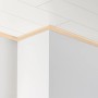 Eckansicht: Parador Dekordeckenleiste Dal 3 Light Lines, helle Holzoptik, für moderne Raumgestaltung.