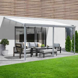 Weiße Home Deluxe Terrassenüberdachung Solis aus Aluminium mit Sitzgruppe im Garten.