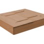 Quadratischer roba Sandkasten aus Holz mit Deckel, der zu Sitzbänken umklappbar ist.