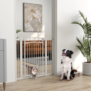 Weißes PawHut Türschutzgitter aus Stahl mit Katzentür, Katze und Hund im Raum.