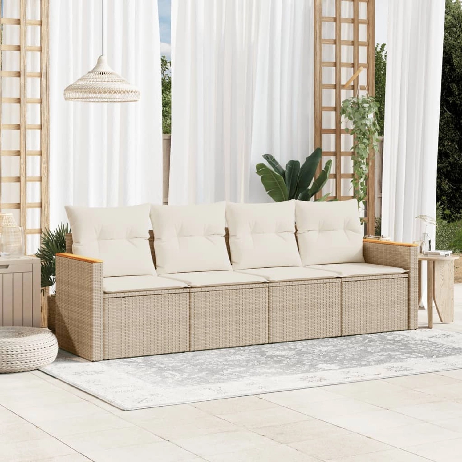Beige 4-tlg. Garten-Sofagarnitur aus Rattan mit cremeweißen Kissen. Gartenmöbel für Terrasse und Garten.