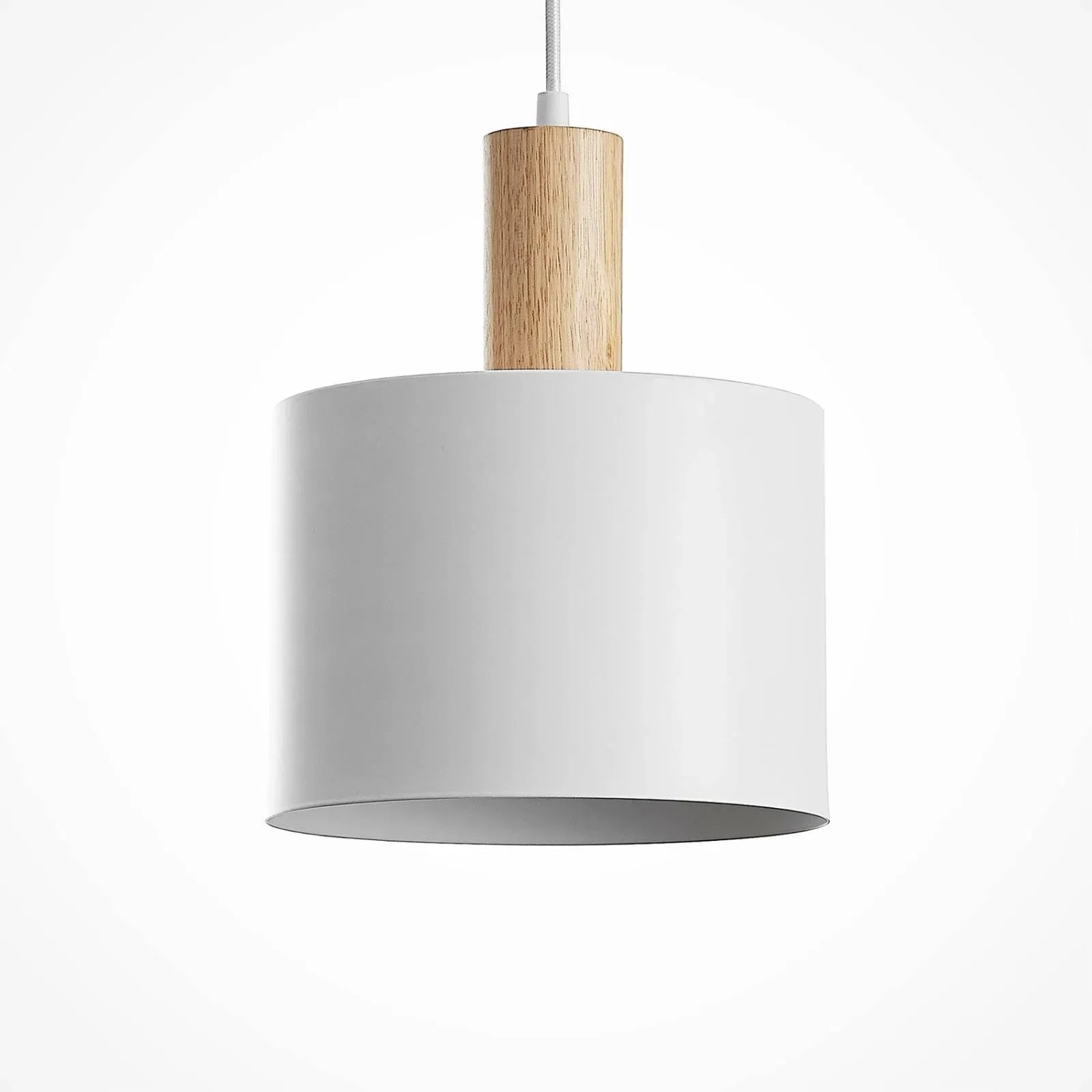 Moderne, weiße Lindby Pendelleuchte Kadir mit Holzdetails, 3-flammig, E27 für Wohnzimmer.