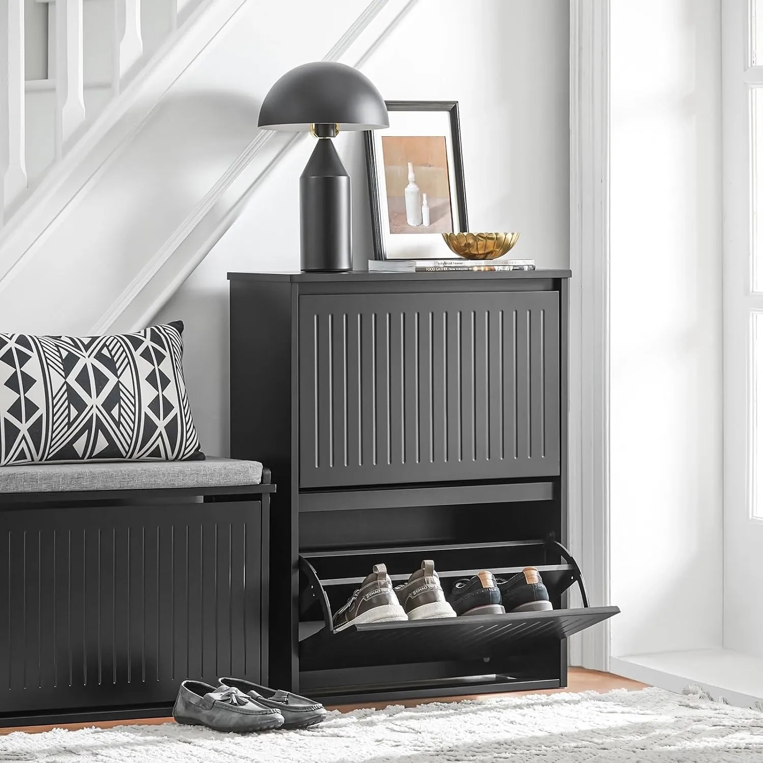 Schwarzer SoBuy Schuhkipper FSR165-K-SCH mit 2 Klappen im Flur.