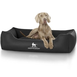 Schwarzes Knuffelwuff Hundebett Sidney aus Kunstleder, Größe XL, mit Hund.
