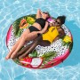 Bestway Badeinsel Fruits of Paradise mit zwei Frauen im Pool. Wasser Lounge mit tropischem Frucht-Design.
