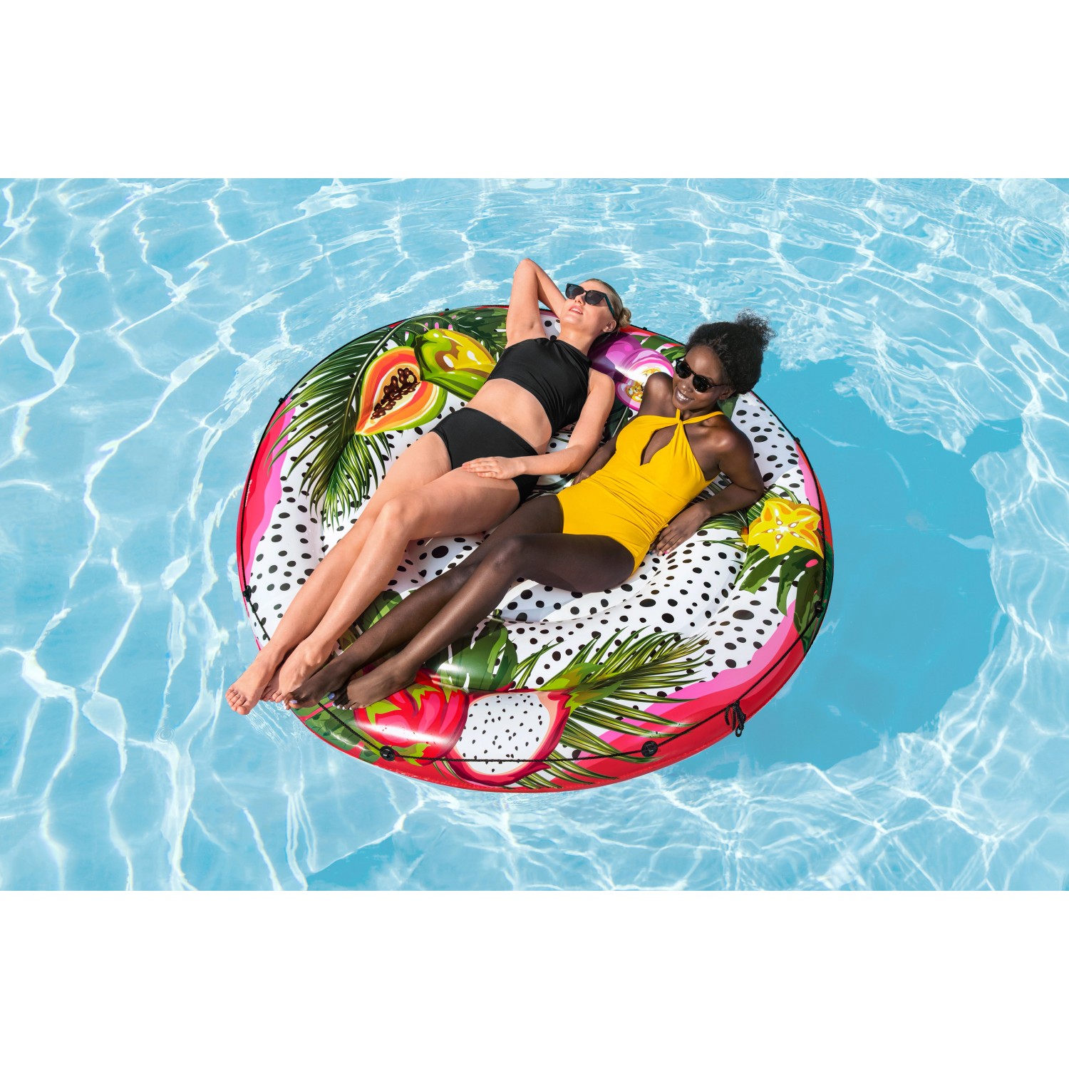 Bestway Badeinsel Fruits of Paradise mit zwei Frauen im Pool. Wasser Lounge mit tropischem Frucht-Design.