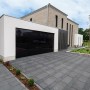 Diephaus Pflastersteine Mileo Basalt mit Glimmer, verlegt als PKW-Zufahrt zu einem modernen Haus.