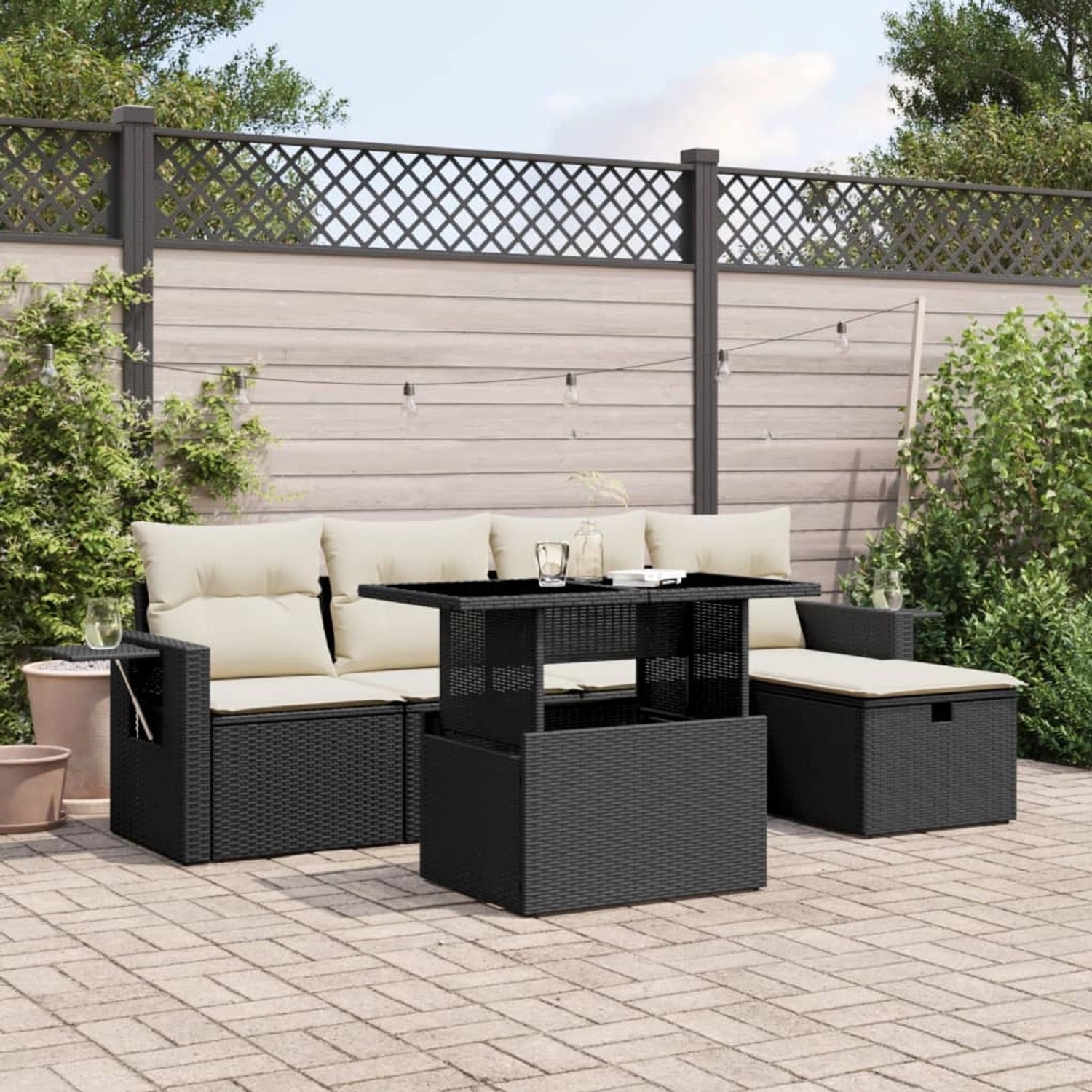 Schwarze 6-tlg. vidaXL Garten-Sofagarnitur aus Poly Rattan mit Tisch, Ottomane und cremefarbenen Kissen.