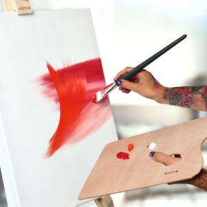 Artina Premium 3D Keilrahmen 70x100cm mit roter Farbe und Pinsel.