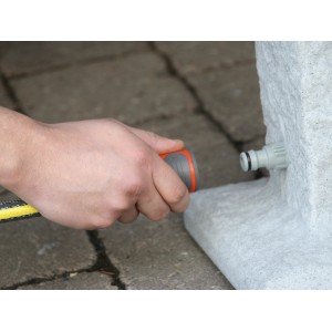 Arves Wasserzapfstelle Natura Granit mit Wasserhahn und Schlauchanschluss im Garten.