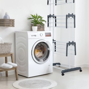 Rollbarer Wäscheturm in Weiß/Grau mit 3 klappbaren Ebenen für platzsparendes Trocknen. Ideal für kleine Räume.
