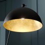 Schwarze Lindby Bogenlampe Jonera mit goldenem Lampenschirm für Wohnzimmer.