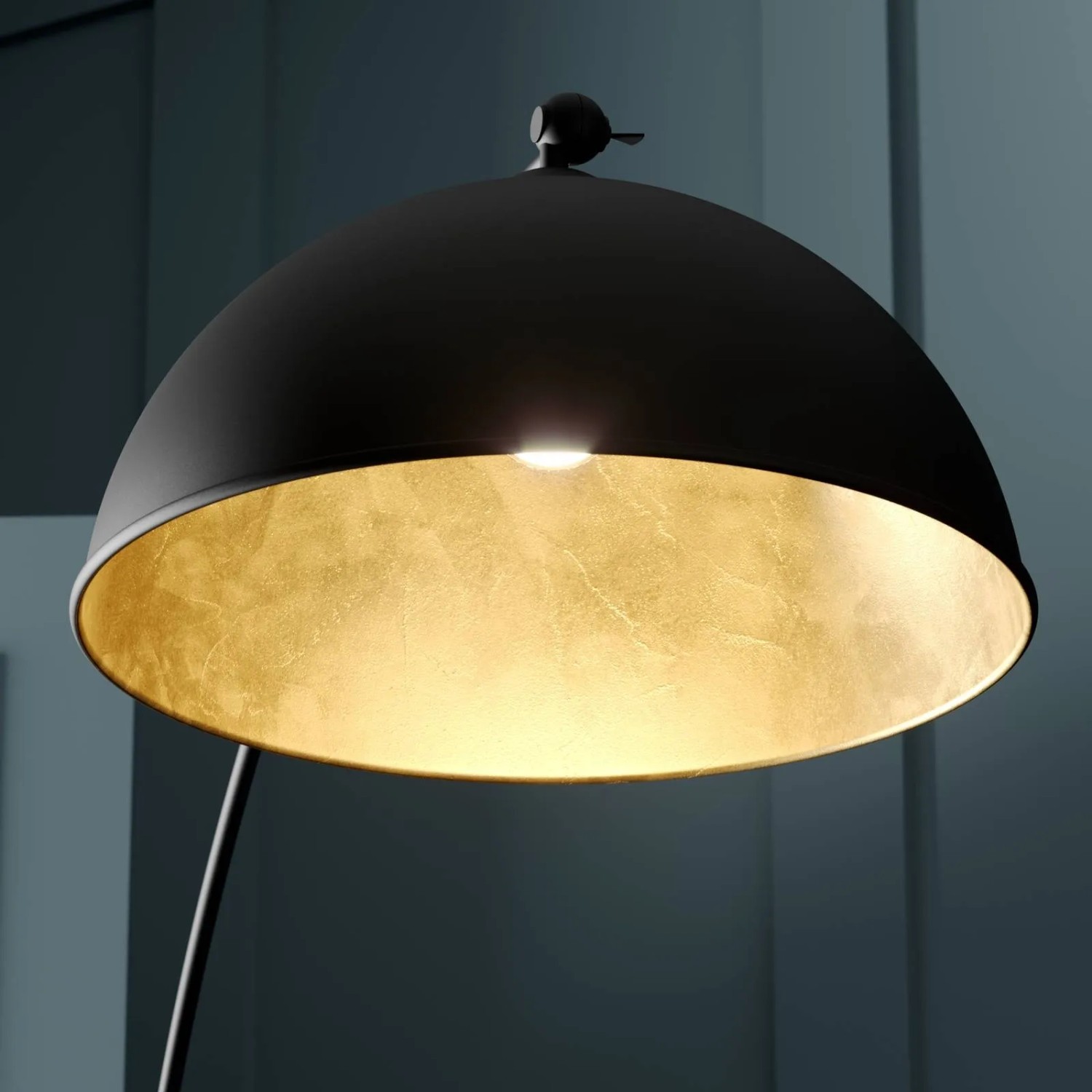 Schwarze Lindby Bogenlampe Jonera mit goldenem Lampenschirm für Wohnzimmer.