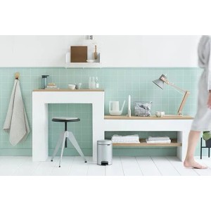 Metallik grauer Tretmülleimer (3L) von PROREGAL im Badezimmer.