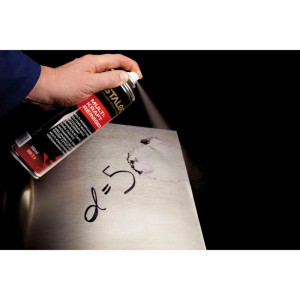 Staloc Multikraft-Reiniger Spray entfernt Markerstift und Flecken von einer Metalloberfläche. Effektiver Kraftreiniger für Werkstatt.