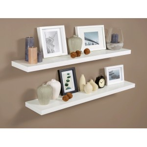 Zwei weiße Regalböden Carlton mit Deko an einer Wand.