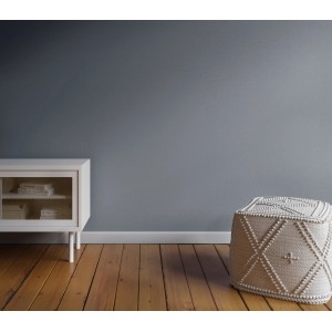 Wand in Berggrau mit CREATE! Lieblingsfarben, matt, neben weißem Schrank und Pouf.