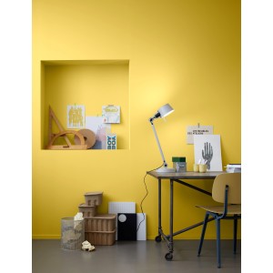 Wand in Currygelb gestrichen mit Alpina Wandfarbe, Arbeitsplatz mit Schreibtischlampe.